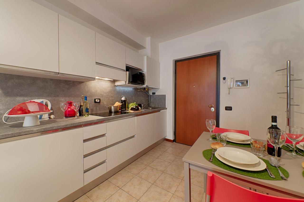 Modern Lakefront 2-Bedroom Apartment Acquaseria Kültér fotó