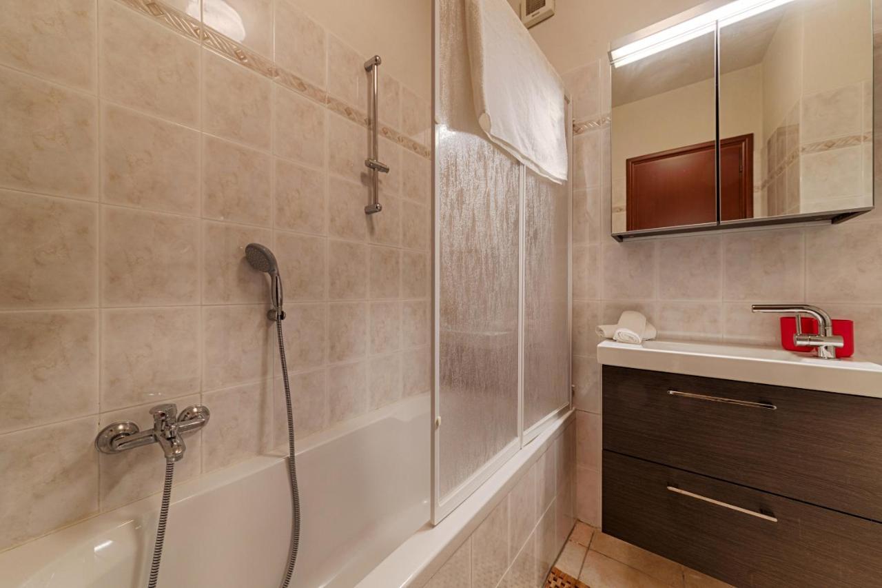 Modern Lakefront 2-Bedroom Apartment Acquaseria Kültér fotó